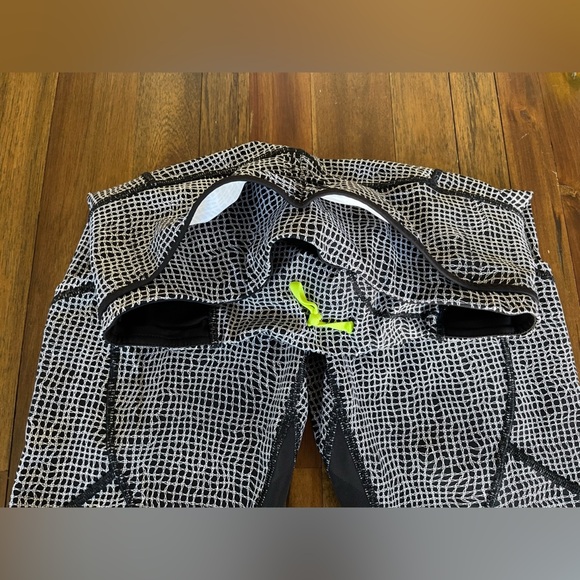 Lululemon black and white ruched back leggings size 6 - Picture 10 of 11